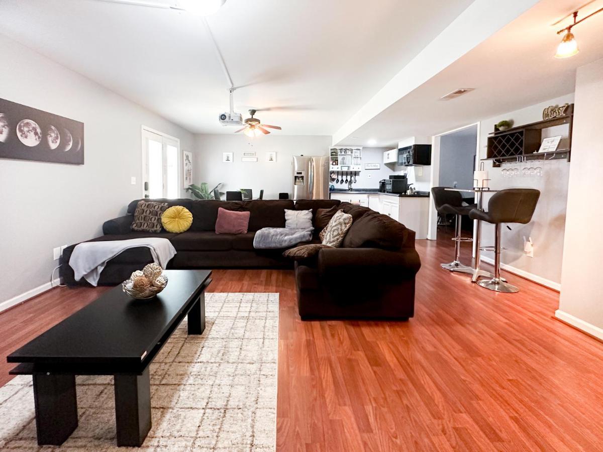 Appartamento Cute 2-Brm Walkout Apt With Pool Table And Theater Lexington Esterno foto