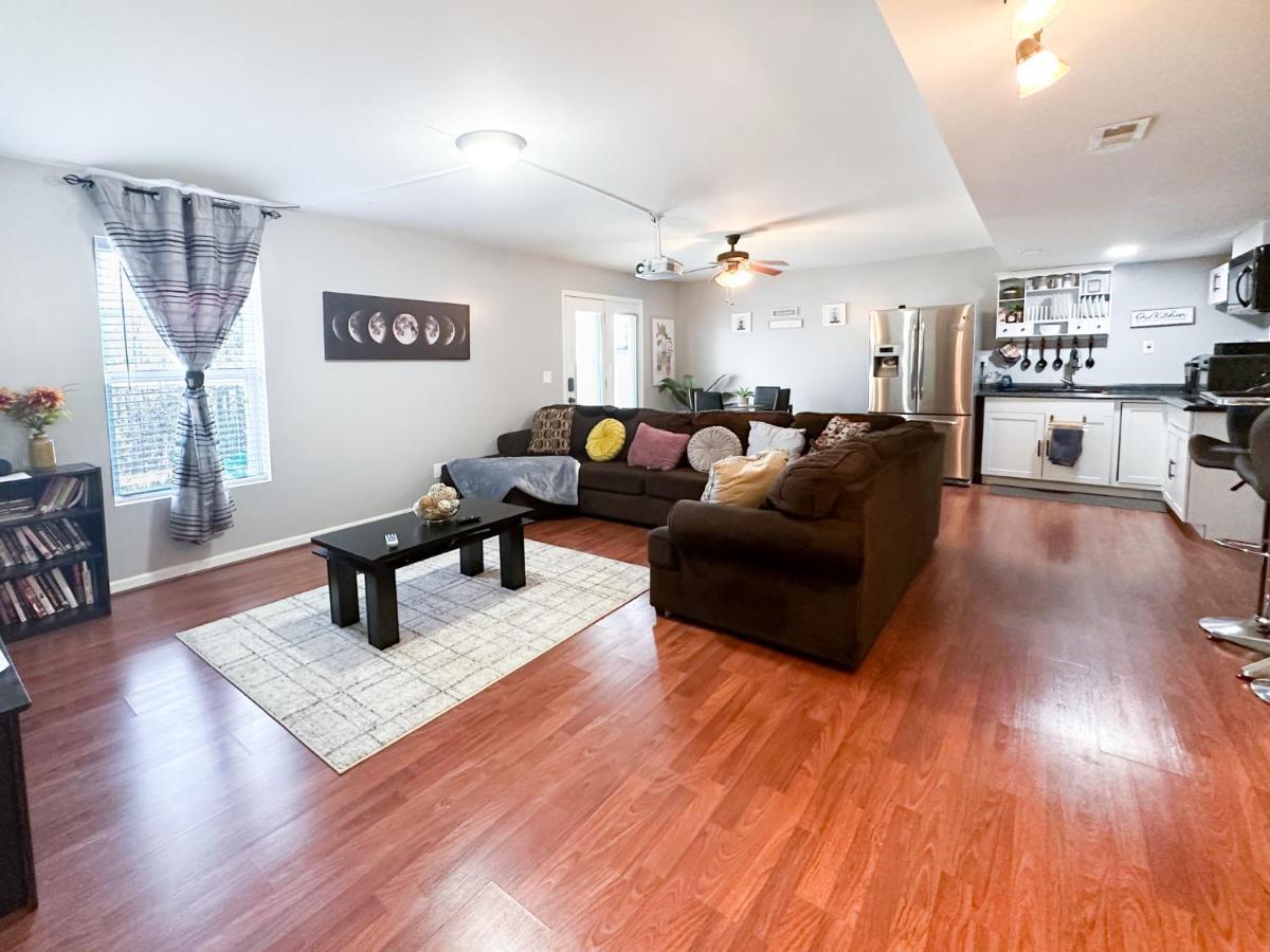 Appartamento Cute 2-Brm Walkout Apt With Pool Table And Theater Lexington Esterno foto